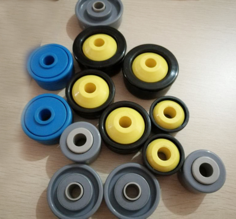 Plastic gravity conveyor roller bearing assembly